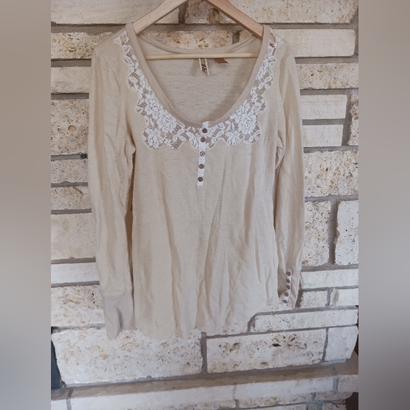 BKE Tops - BKE longsleeve tee with lace cream size XL